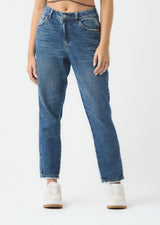 Jean mom jean tono medio oscuro con desgastes para jóvenes