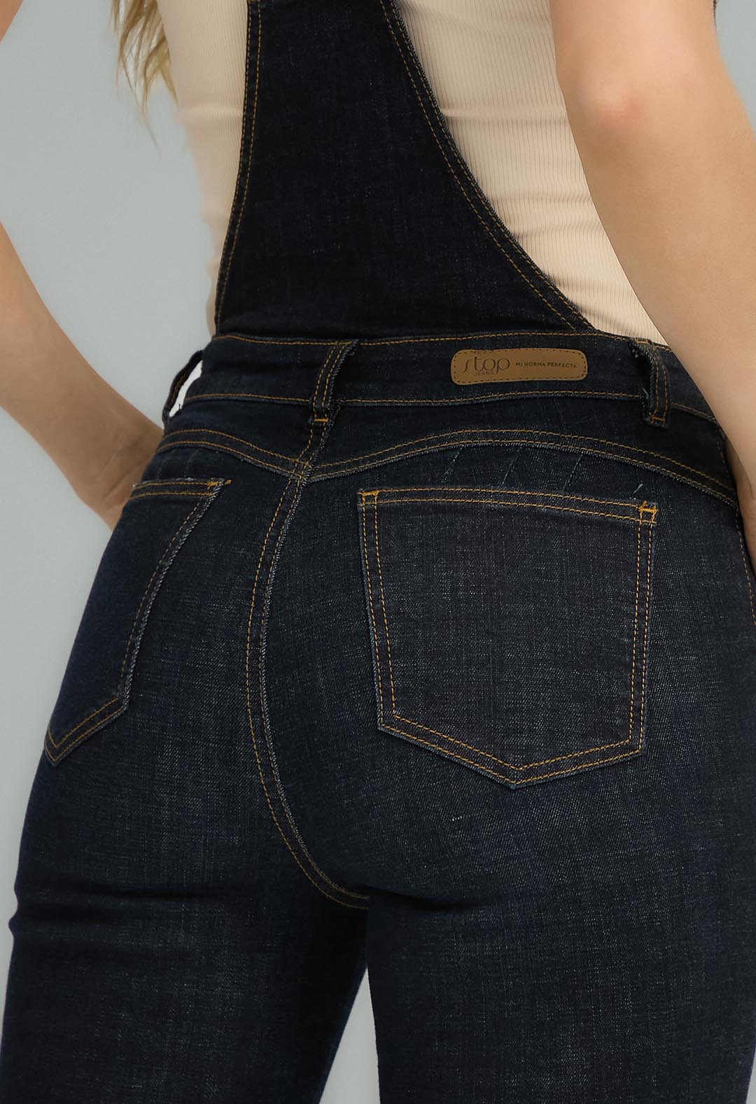 Mono oscuro de mezclilla para mujer de la marca Stop, con bolsillos frontales y tirantes ajustables.