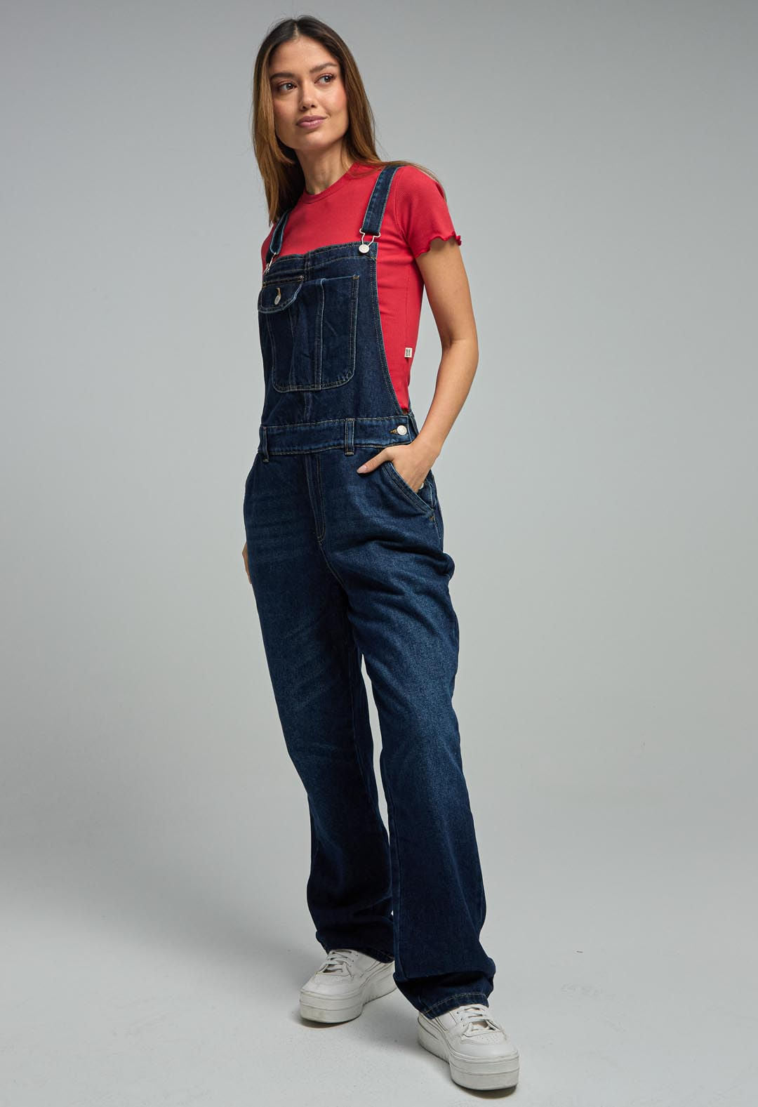 Overall medio oscuro con tapas en bolsillos para mujeres