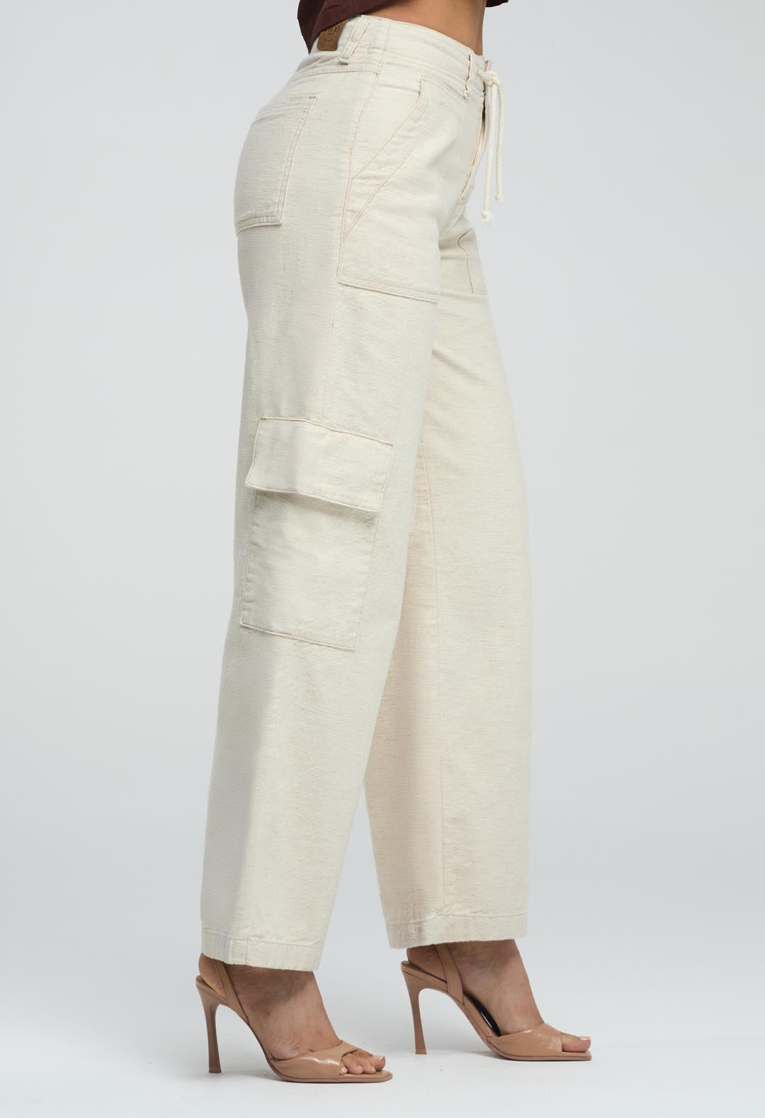 Pantalón cargo marfil para mujer de bota amplia, estilo casual y cómodo, con bolsillos laterales y cintura ajustada.