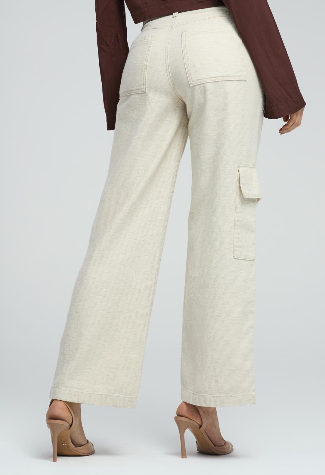 Pantalón cargo marfil de mujer con bota amplia y bolsillos, estilo casual y cómodo, marca Stop.