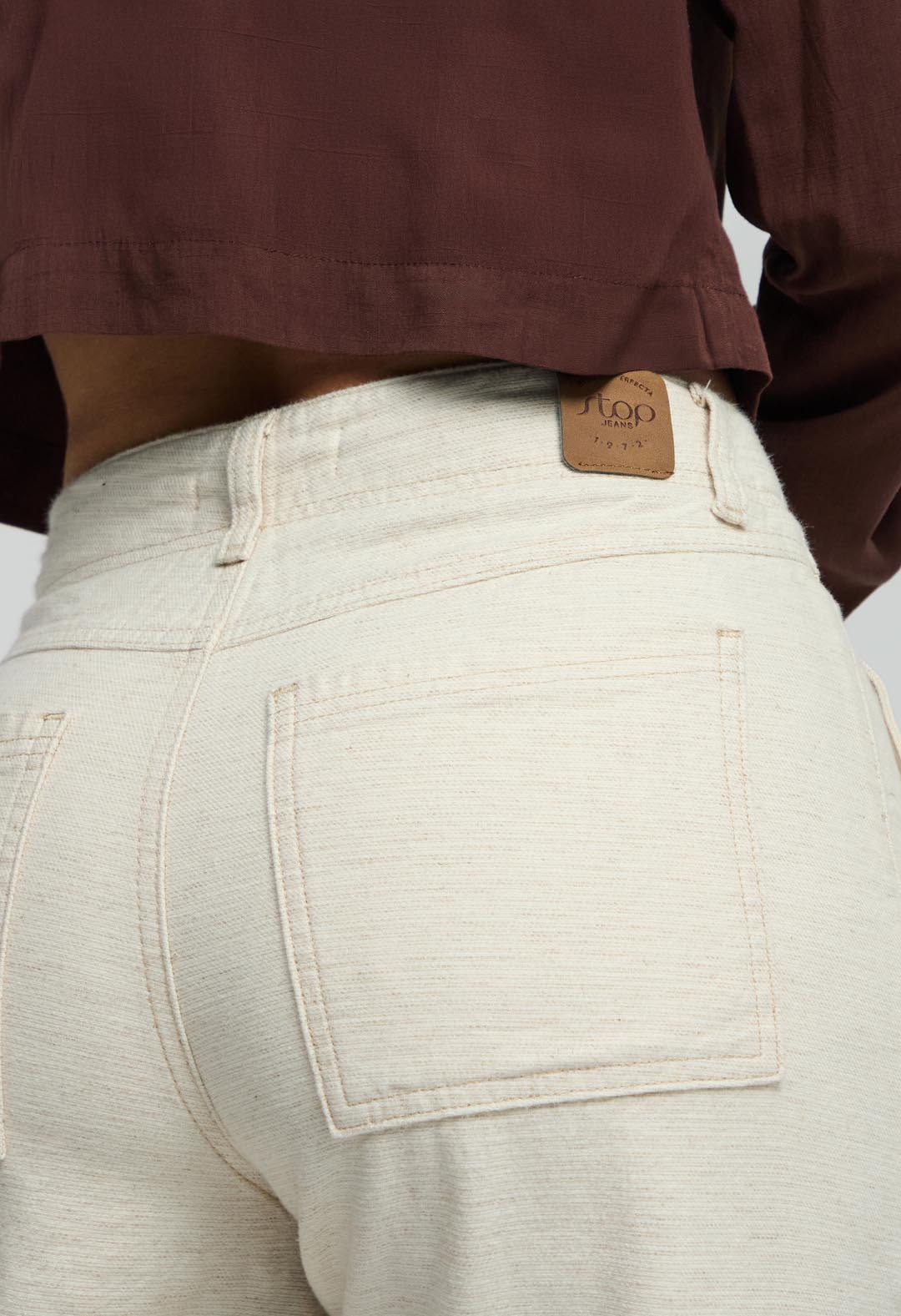 Pantalón cargo marfil de mujer con bota amplia, estilo casual y cómodo, de la marca Stop, mostrado en color marfil.