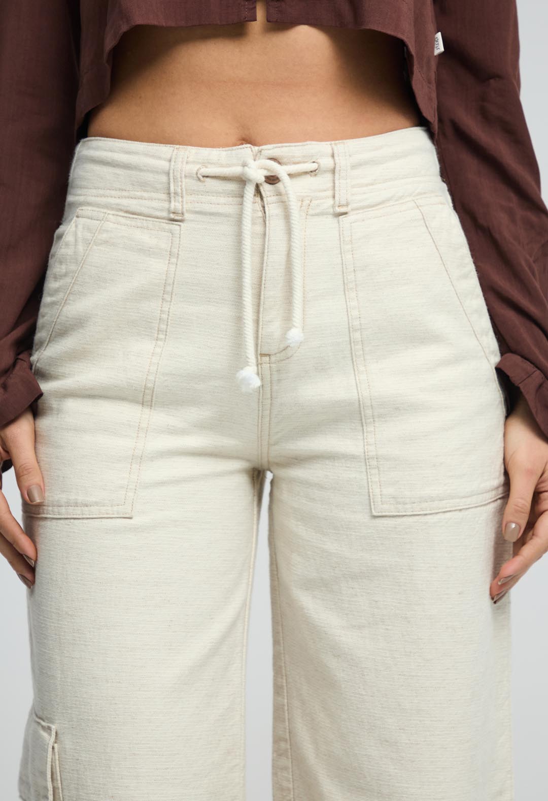 Pantalón cargo marfil con bota amplia para mujeres de la marca Stop, mostrando el diseño y ajuste del pantalón.