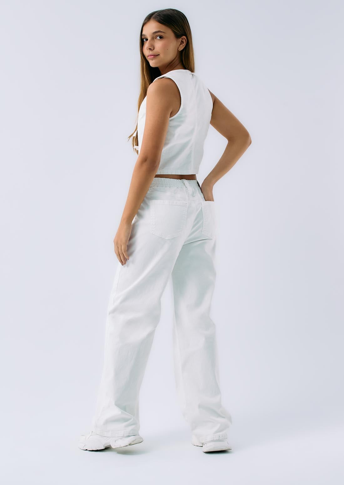 Pantalón marfil bolsillos funcionales para jóvenes