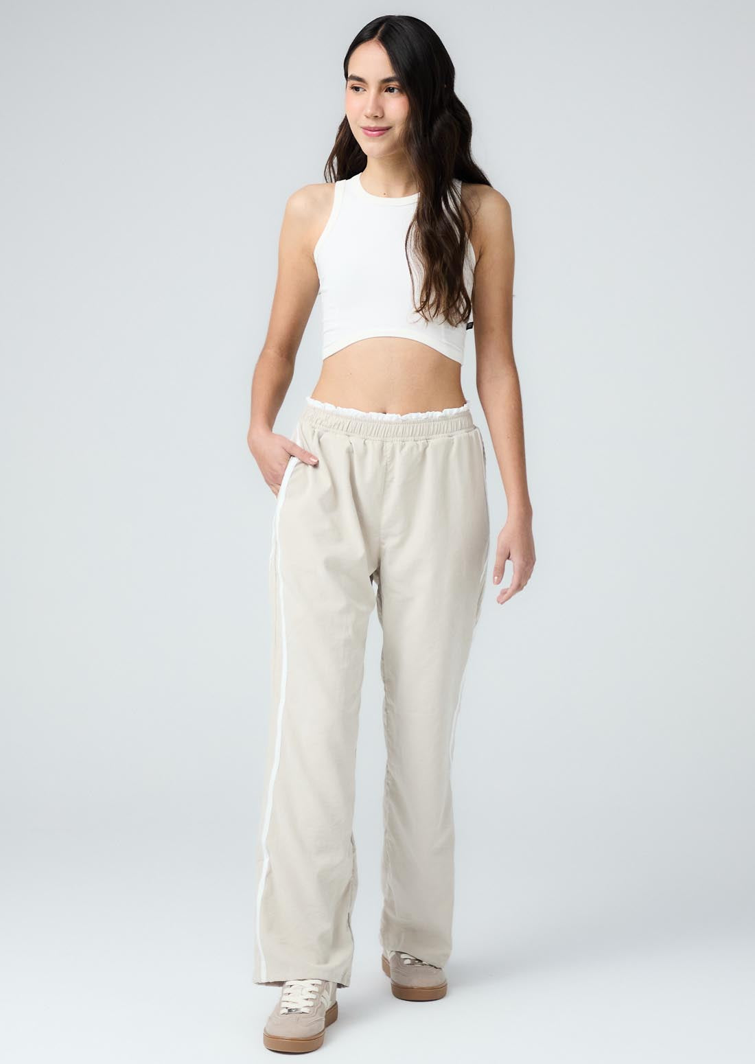 Pantalón arena con sesgos decorativos para adolescentes