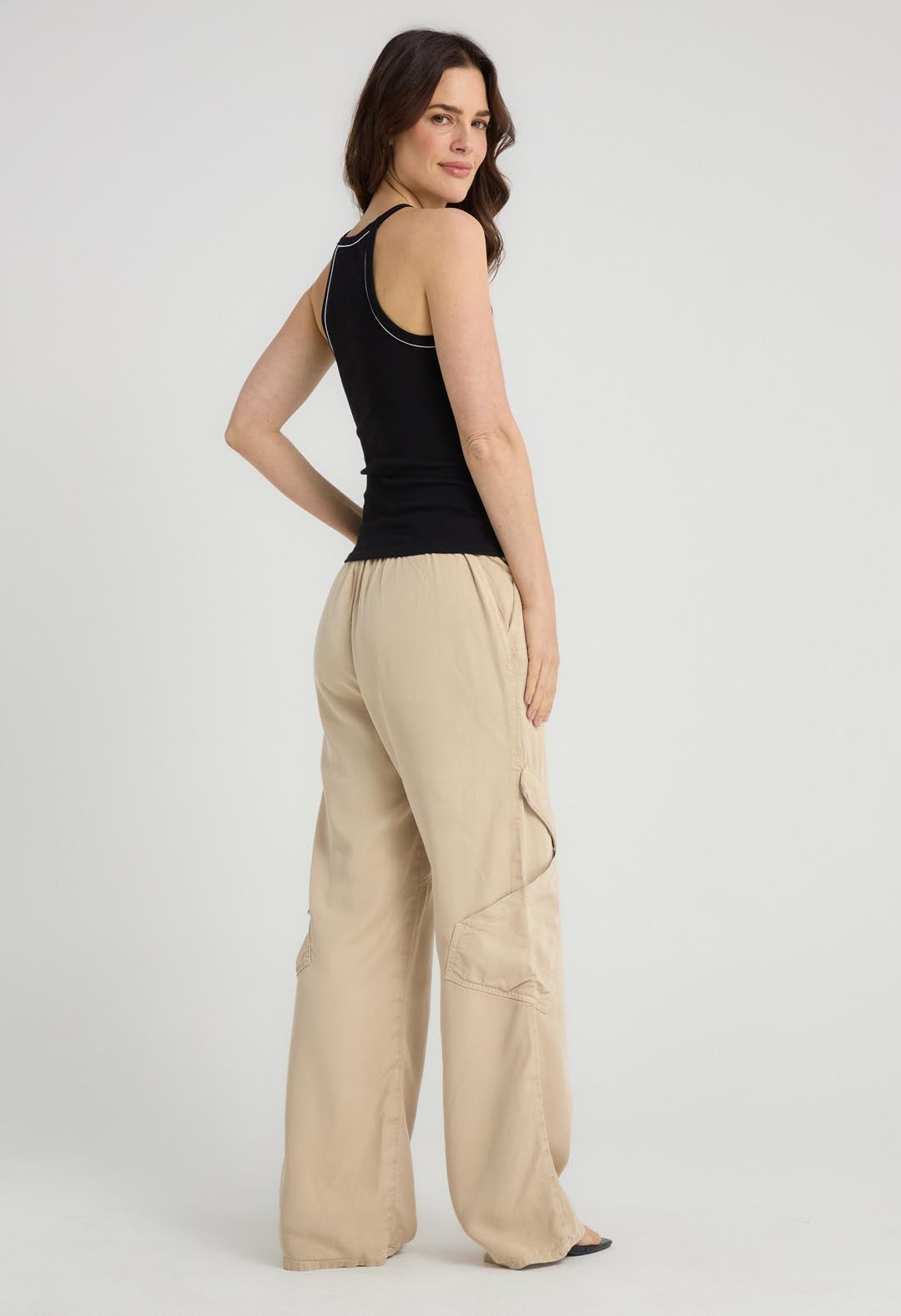 Pantalón cargo arena con bolsillos para mujer