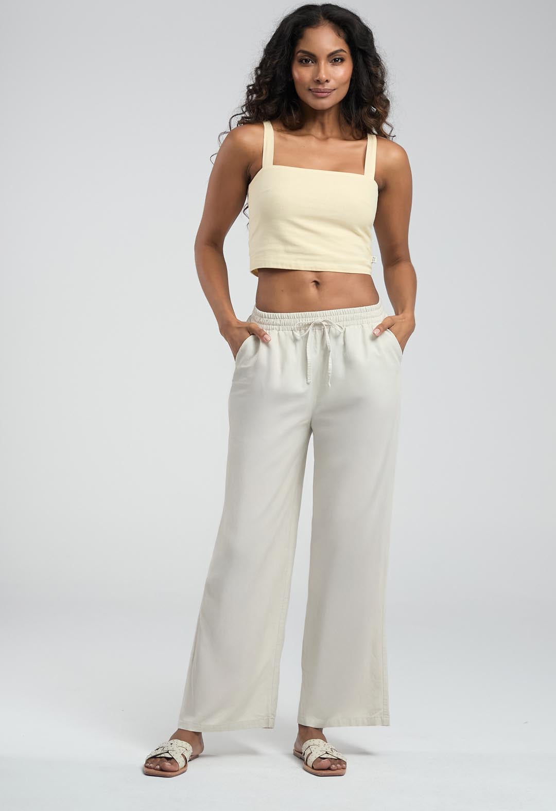 Pantalón marfil con bolsillos para mujeres