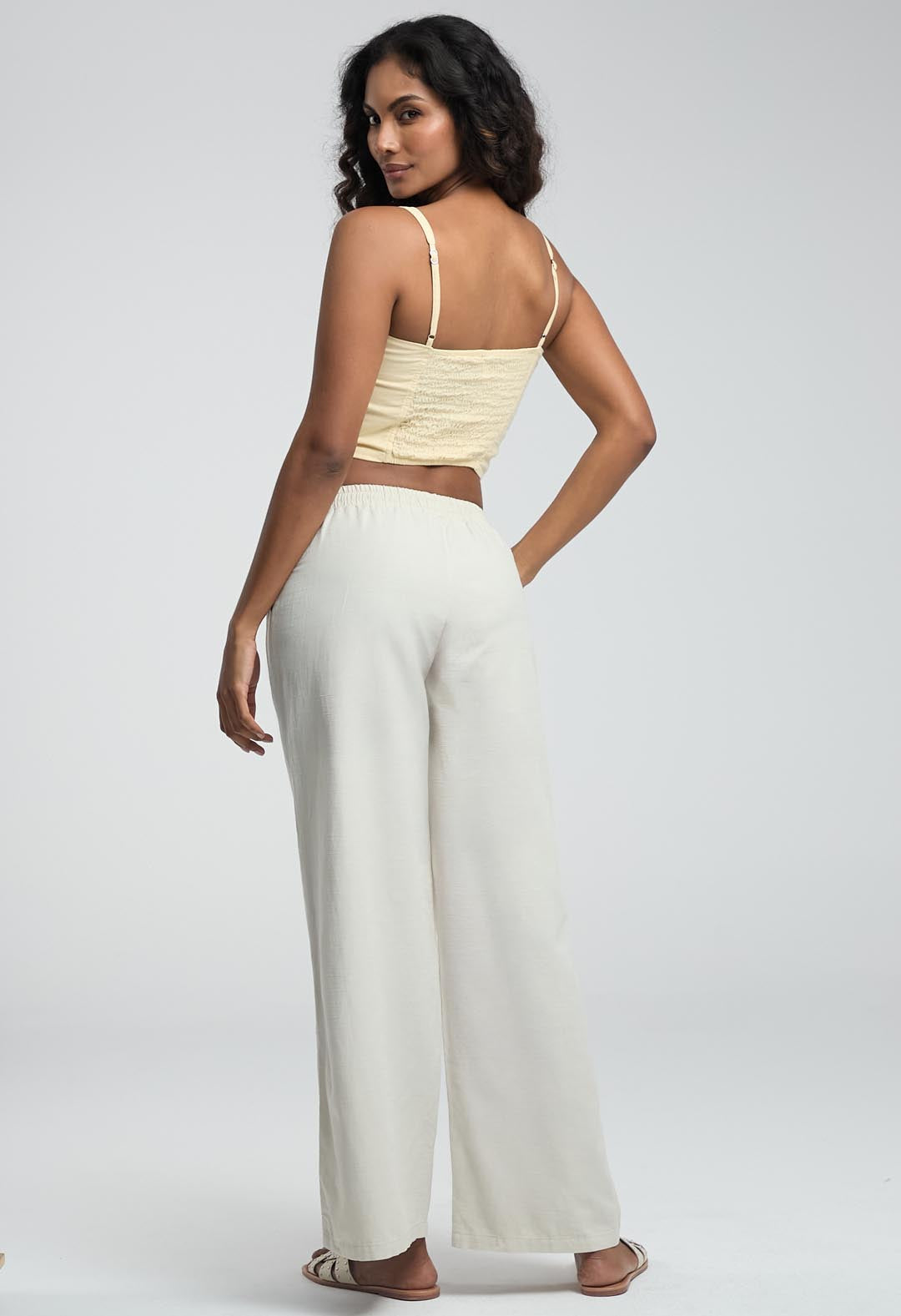 Pantalón marfil con bolsillos para mujeres