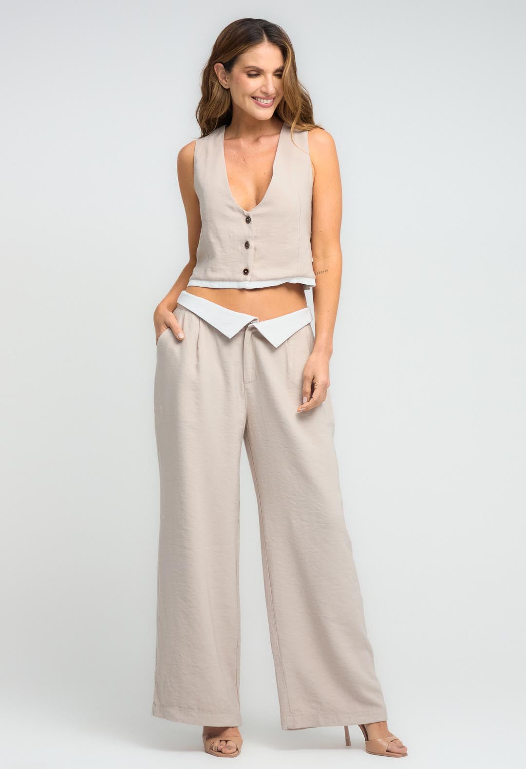 Pantalón taupe con pretina doblada para mujeres