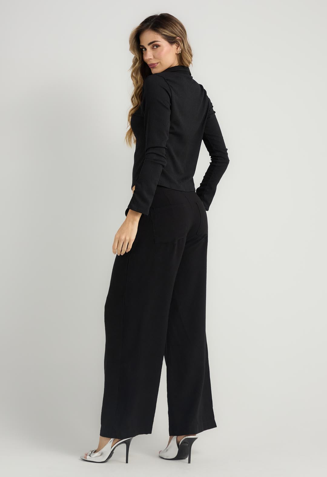 Pantalón negro con pretina trasladada para mujeres