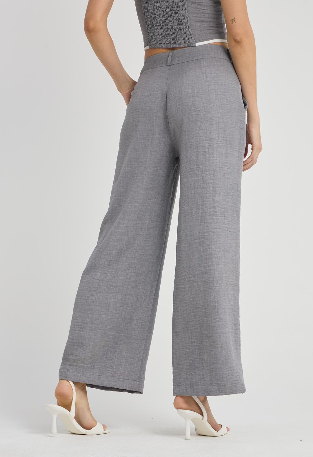Pantalón gris con amarre en cintura para mujer