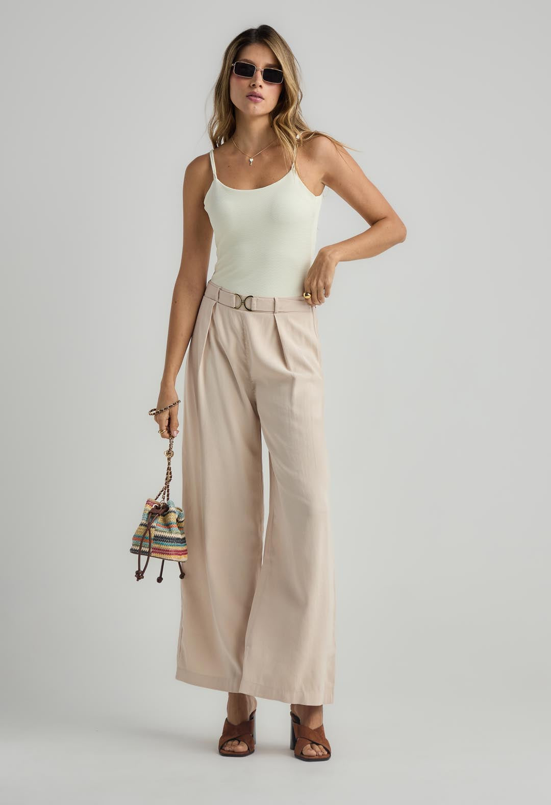 Pantalón arena con herraje en frente para mujer