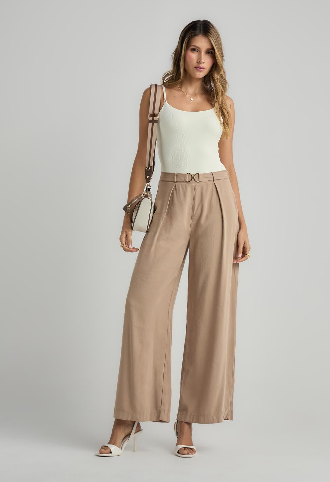 Pantalón taupe con herraje en frente para mujer