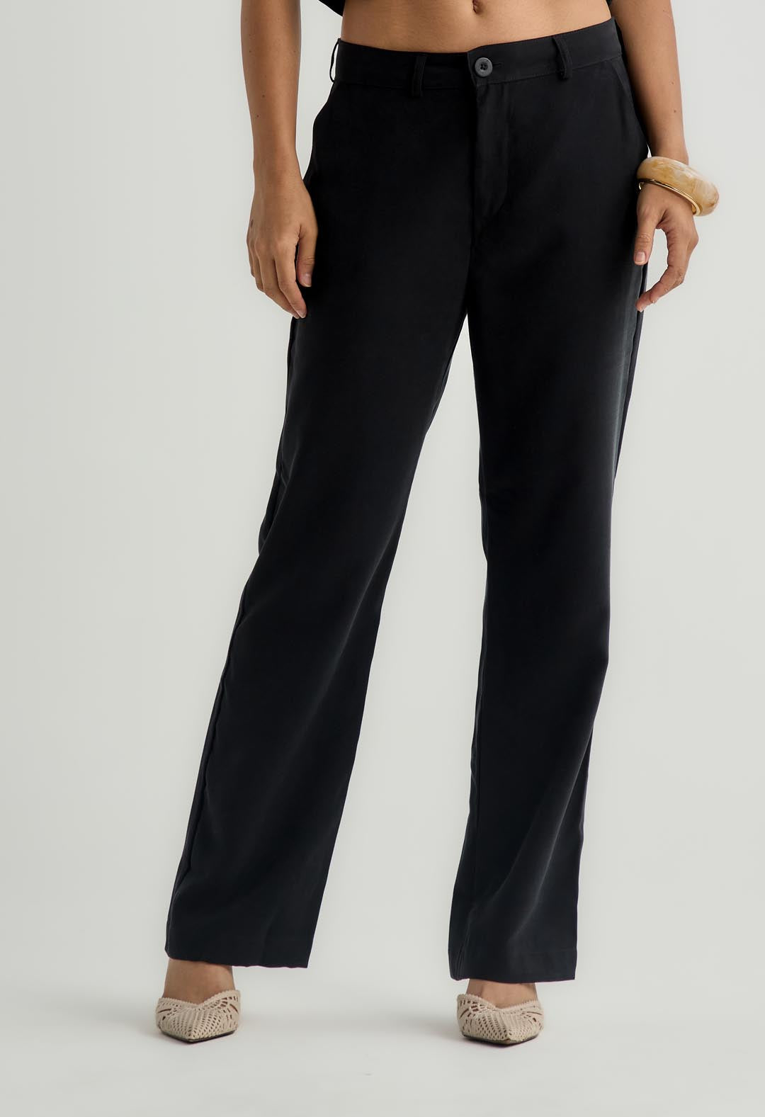 Pantalón negro con botón expuesto para mujer