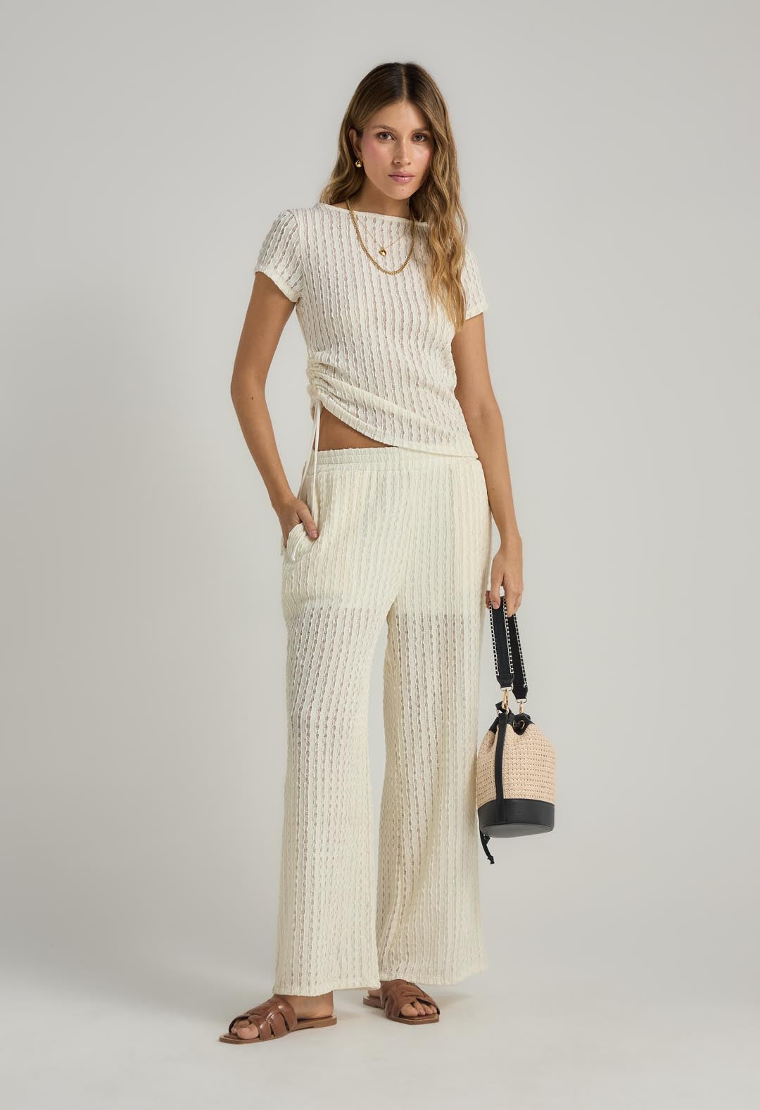 Pantalón marfil con cortes para mujer