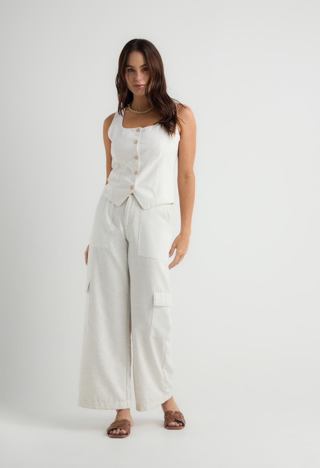 Pantalón marfil con bolsillos cargo para mujer