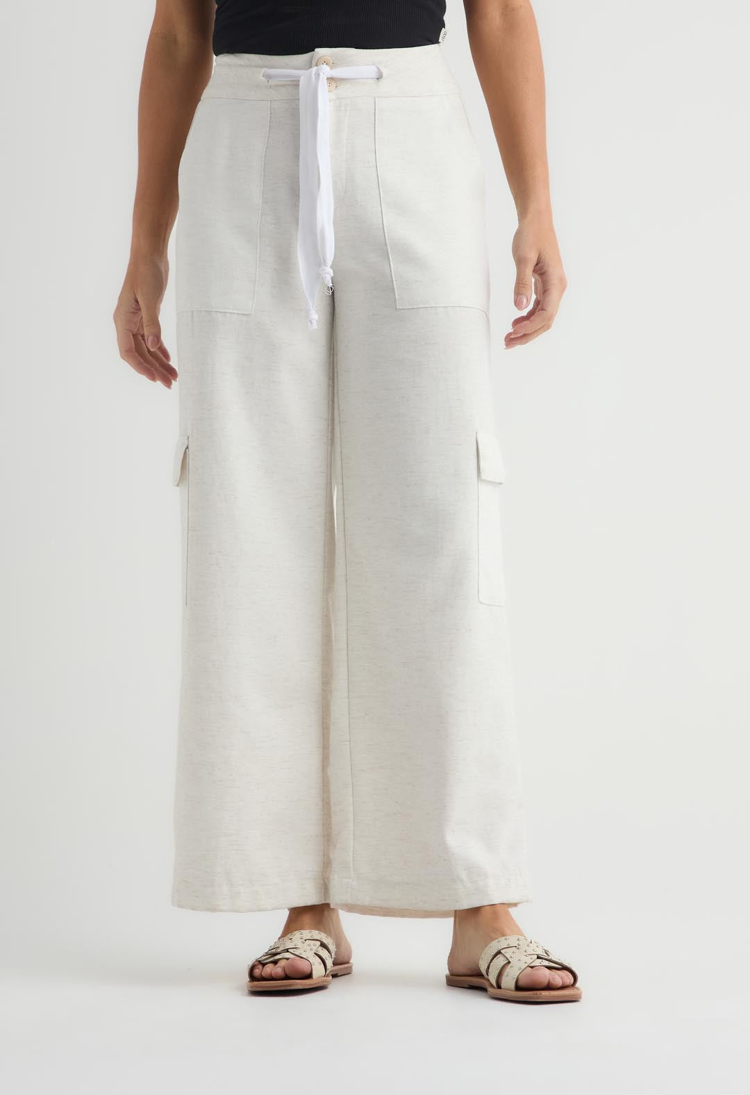 Pantalón marfil con bolsillos cargo para mujer