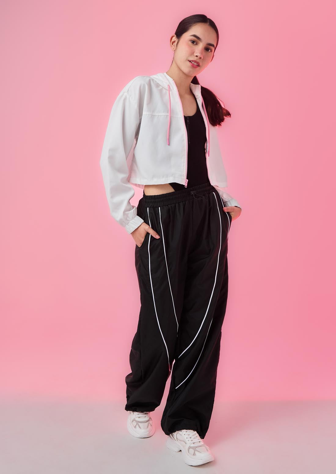 Pantalón negro con sesgos para jóvenes