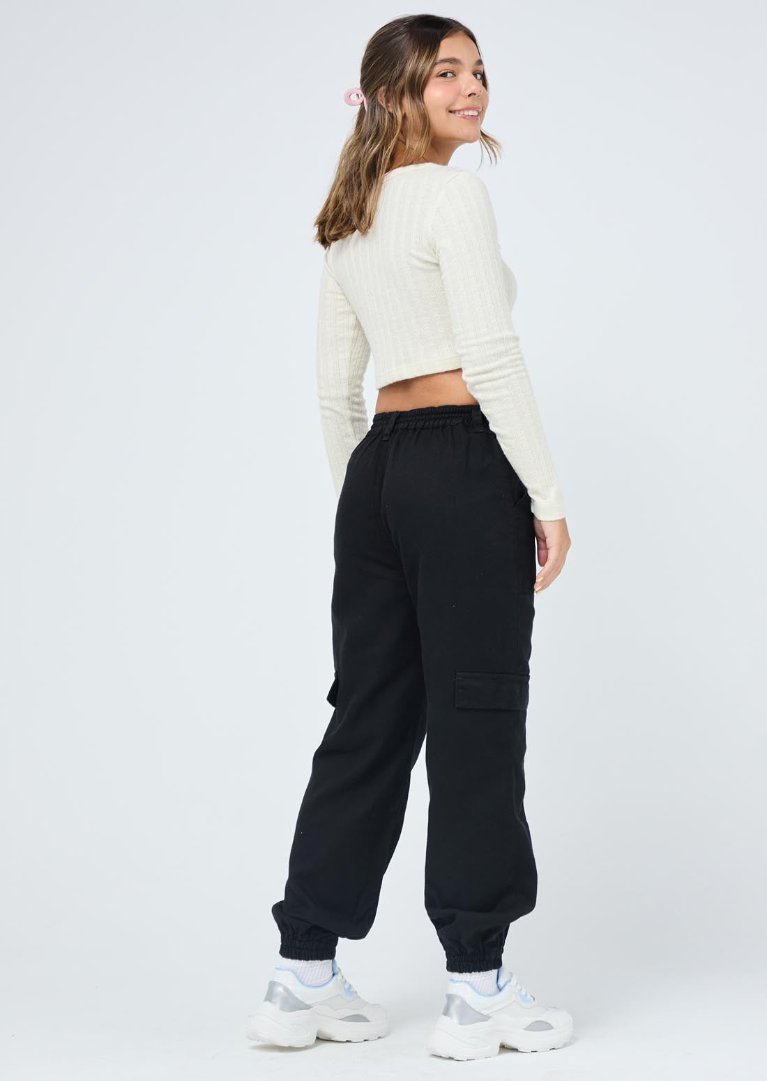 Jogger negro con bolsillos para niñas