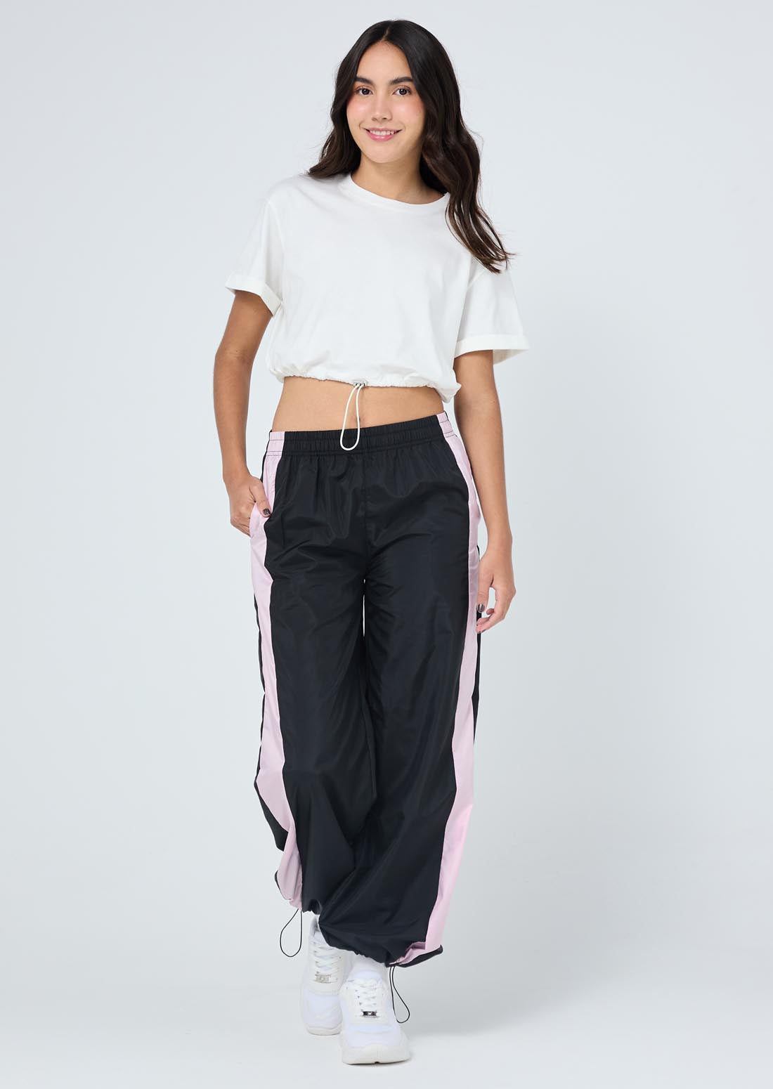 Pantalón negro con cortes para jóvenes