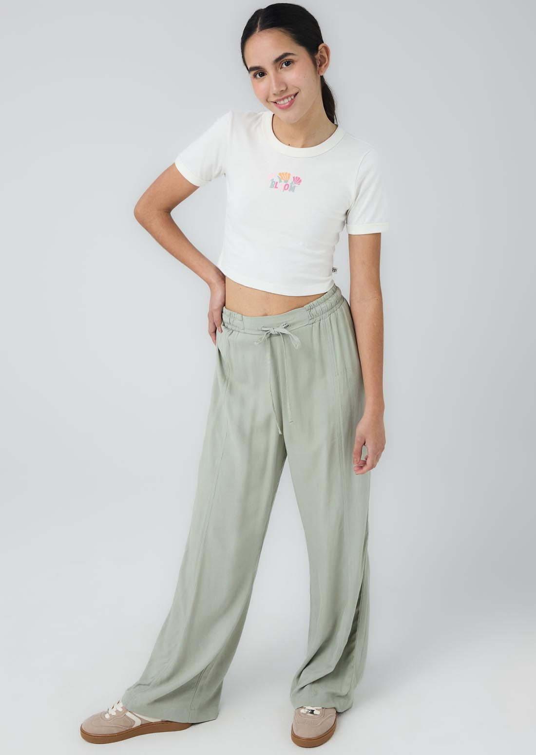 Pantalón eucalipto con cortes en centro para jóvenes