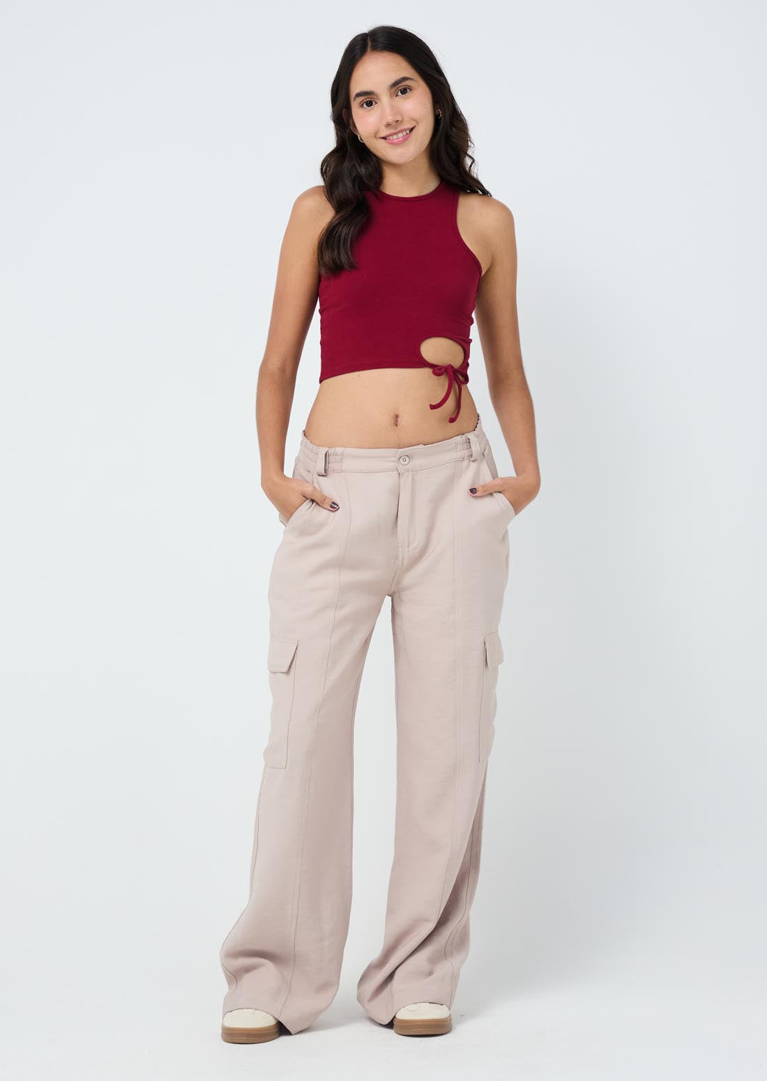 Pantalón arena con bolsillos en costados para jóvenes