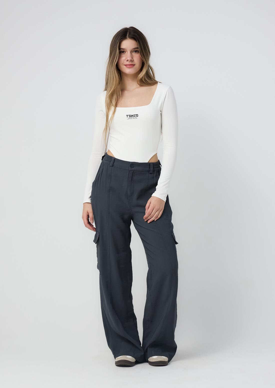 Pantalón gris oscuro con bolsillos en costados para jóvenes