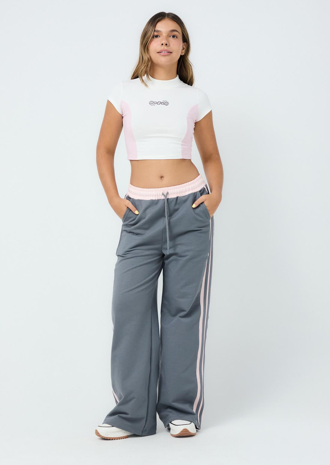 Pantalón gris oscuro con contraste de color para jóvenes