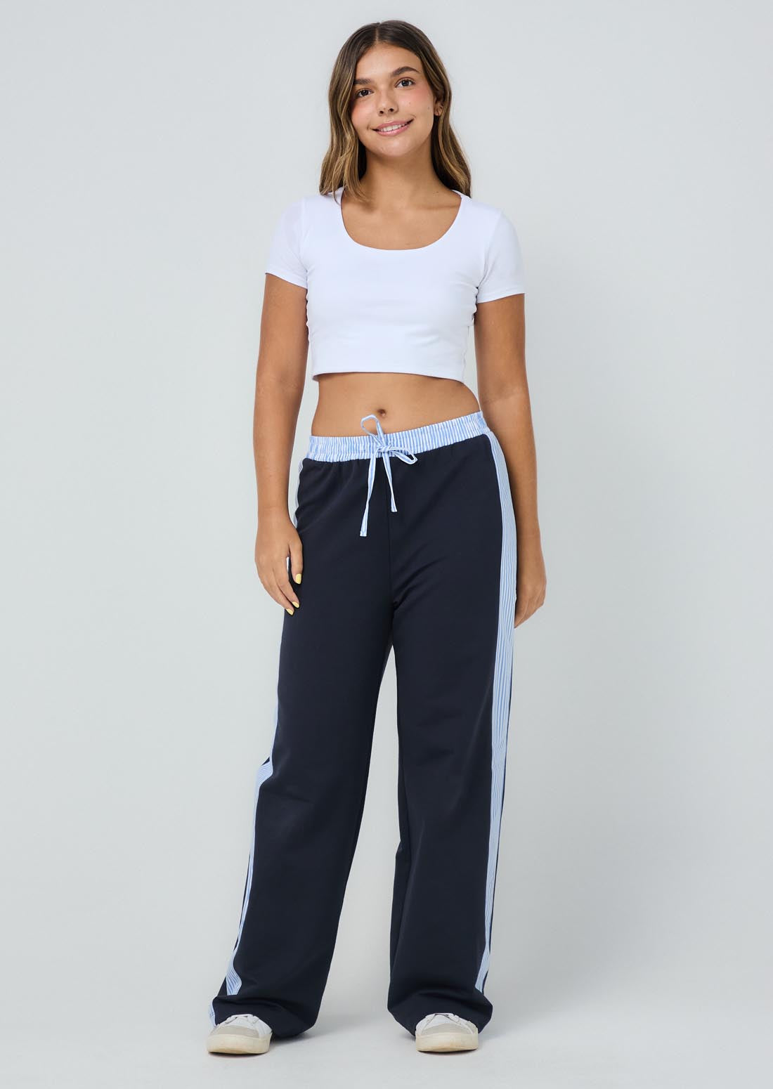 Pantalón azul navy con piezas en contraste para jóvenes