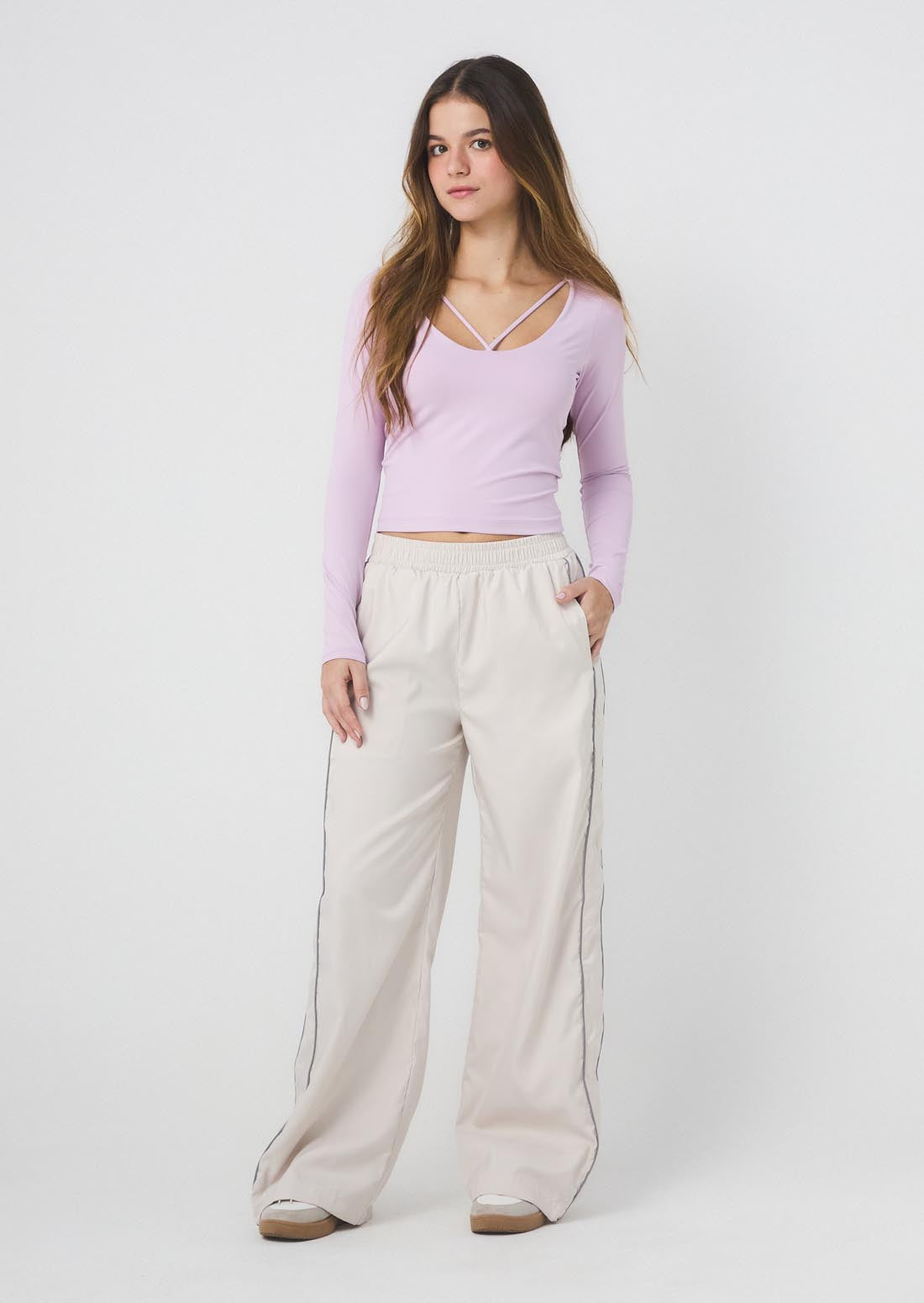 Pantalón arena con sesgos en costados para jóvenes