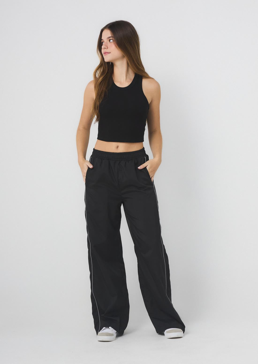 Pantalón negro con sesgos en costados para jóvenes