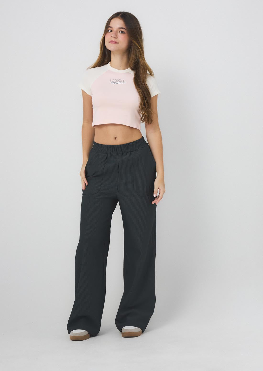 Pantalón gris oscuro con bolsillos en frente para jóvenes