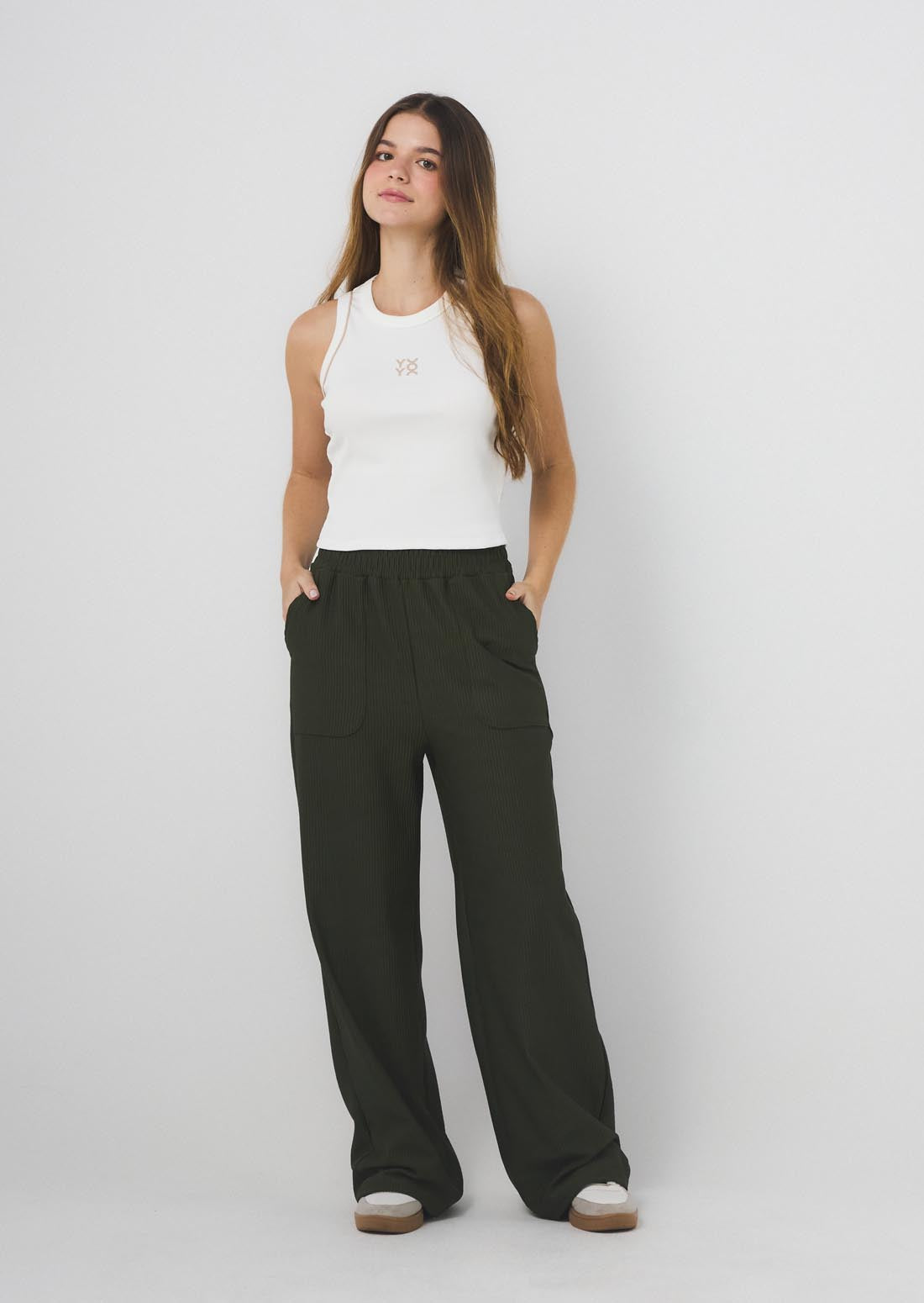 Pantalón verde militar con bolsillos en frente para jóvenes