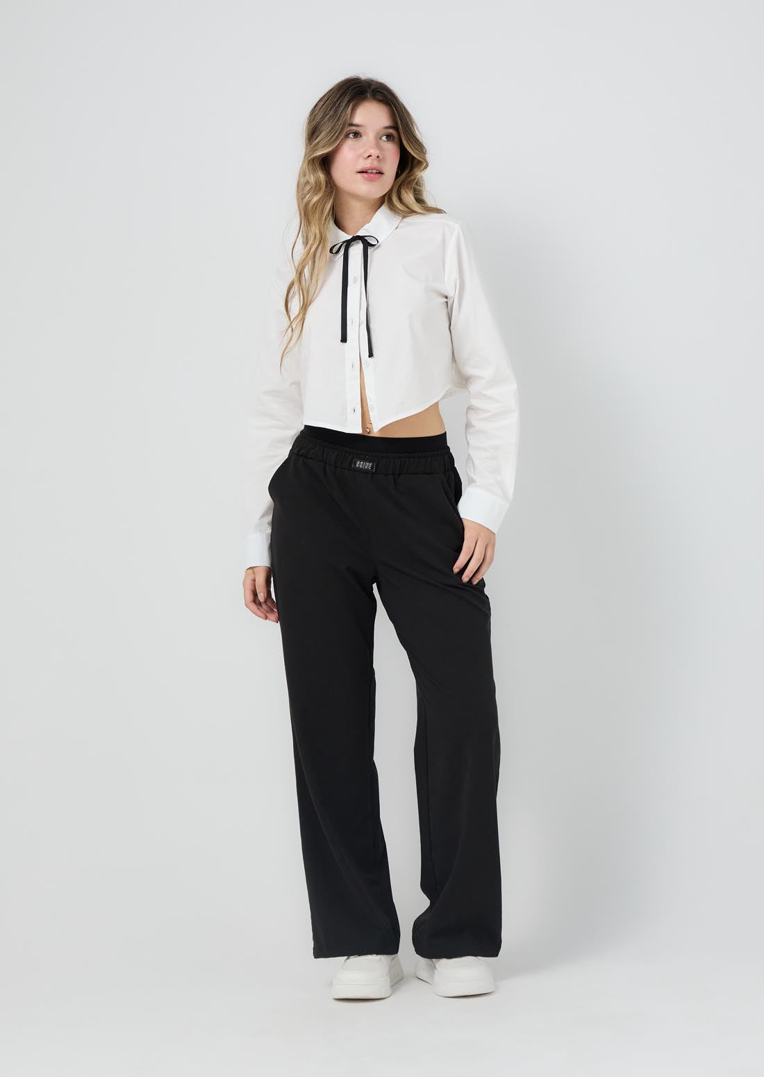 Pantalón negro con doble pretina para jóvenes