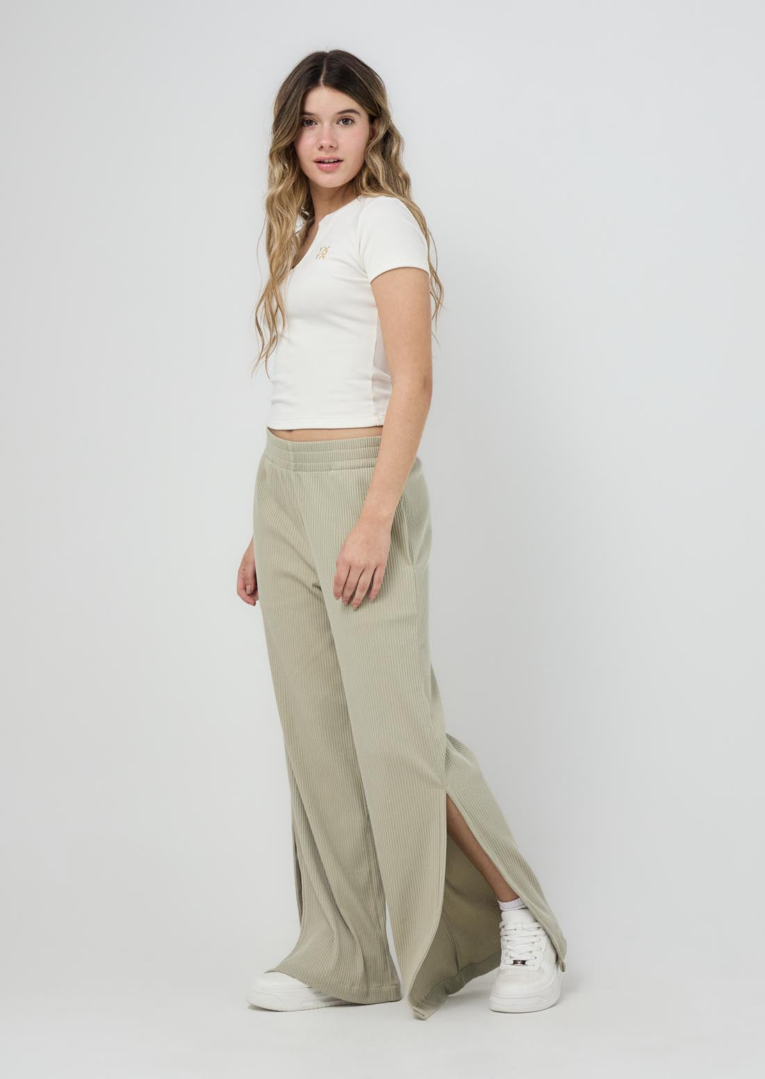 Pantalón en rib pistacho con aberturas en costados para jóvenes