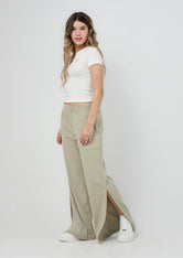 Pantalón en rib pistacho con aberturas en costados para jóvenes