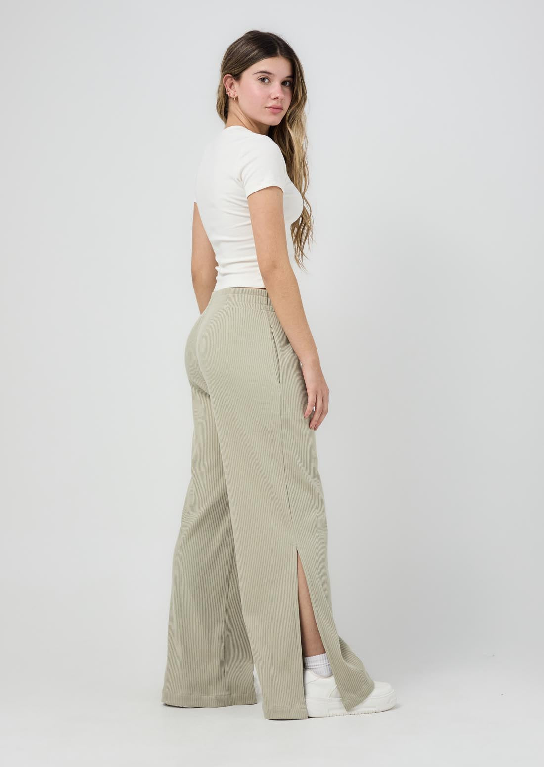 Pantalón en rib pistacho con aberturas en costados para jóvenes