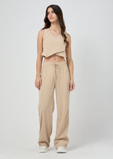 Pantalón arena con detalle en cordón para jóvenes