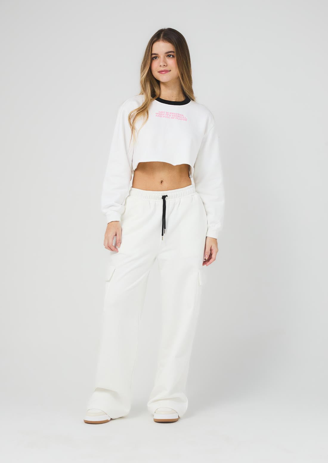 Pantalón marfil con bolsillos en costados para jóvenes