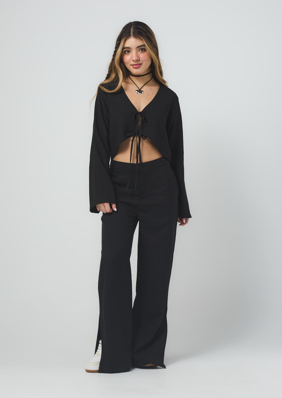 Pantalón negro con abertura para jóvenes