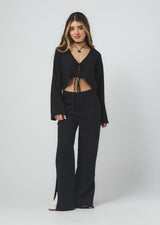 Pantalón negro con abertura para jóvenes