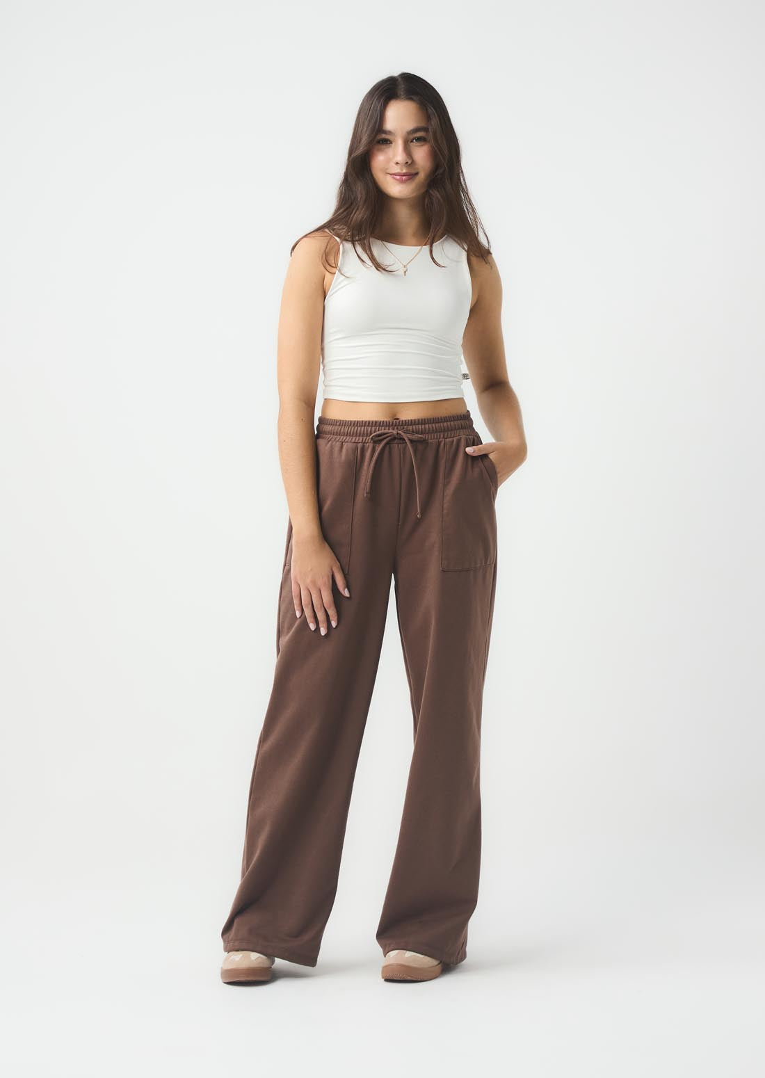 Pantalón tono chocolate con bolsillo tipo parche para jóvenes