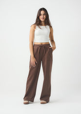 Pantalón tono chocolate con bolsillo tipo parche para jóvenes
