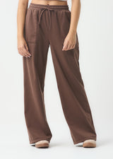 Pantalón tono chocolate con bolsillo tipo parche para jóvenes