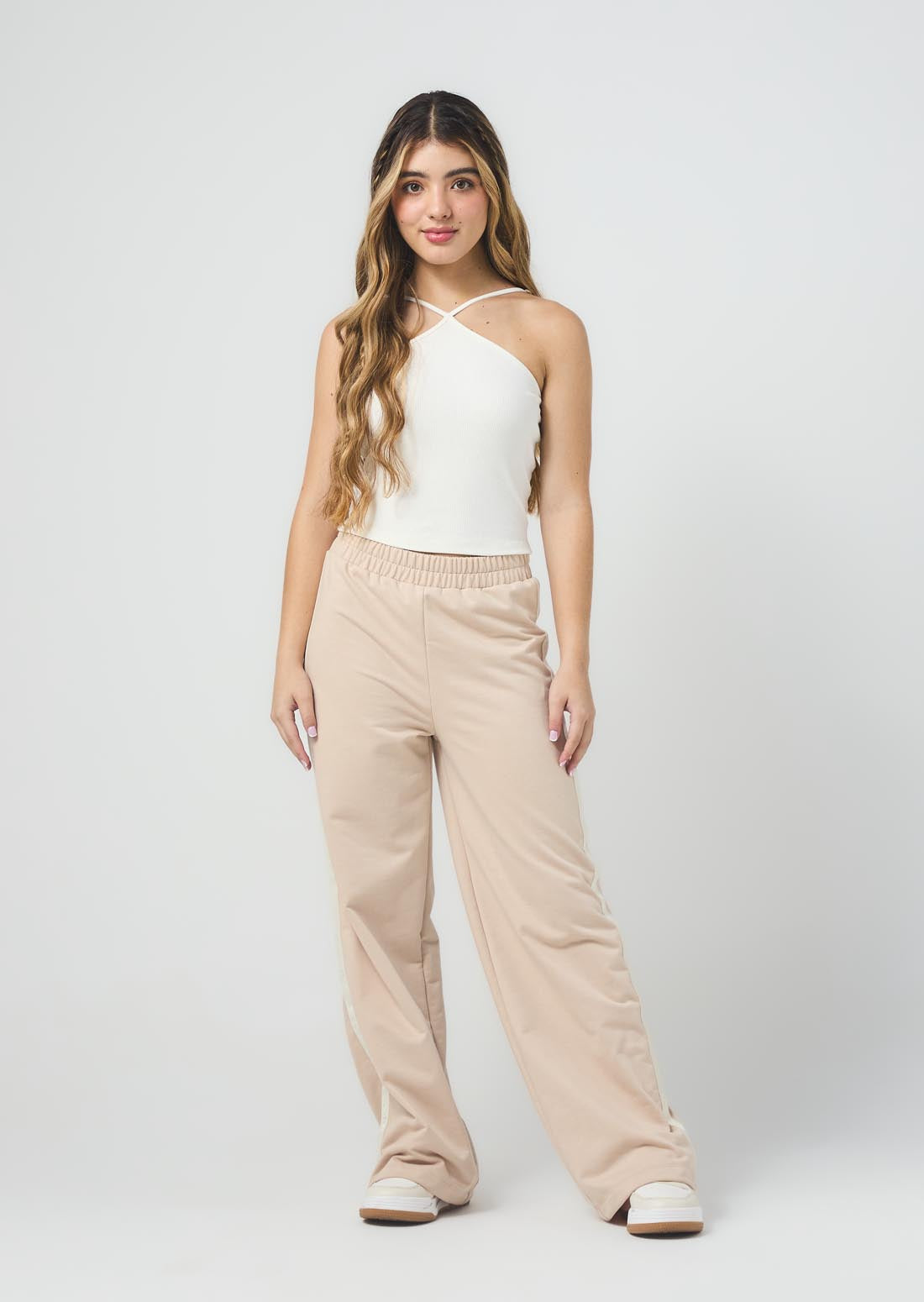Pantalón arena con elástico decorativo para jóvenes