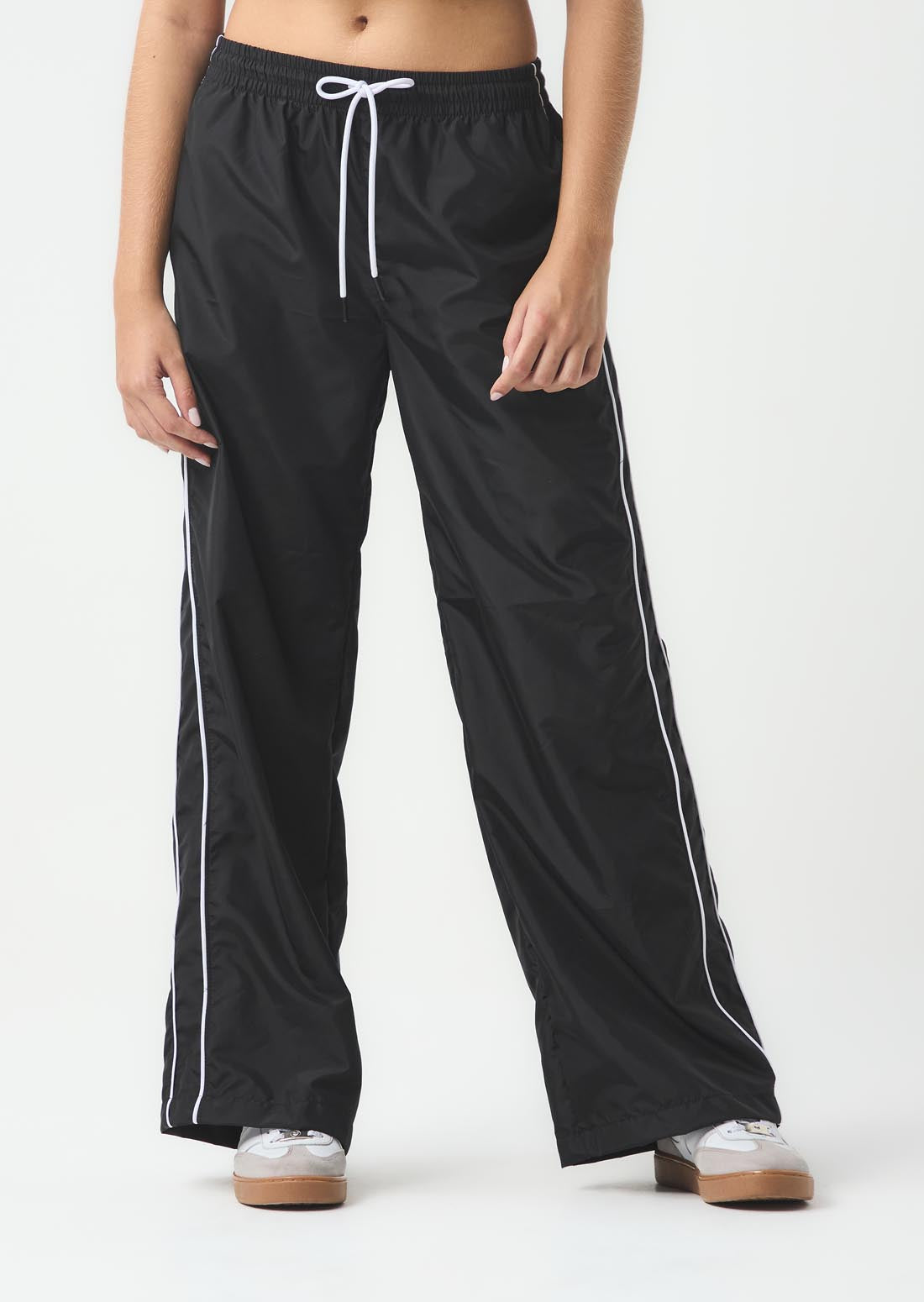 Pantalón negro con sesgos en contraste para jóvenes