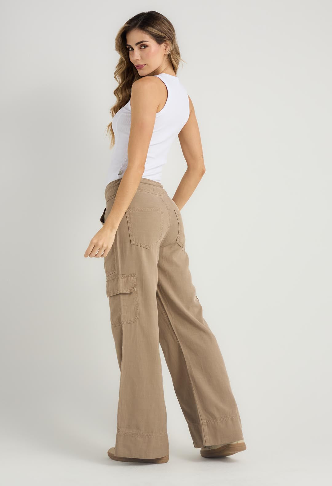Pantalón taupe oscuro con bolsillos para mujeres