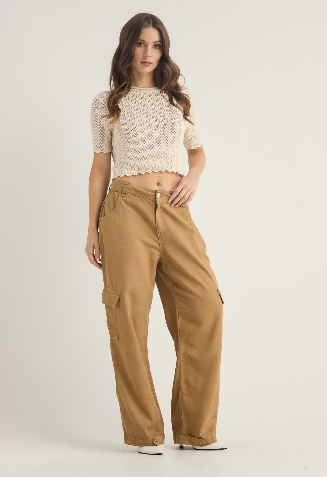 Pantalón cargo kaky con detalle en bota para mujer