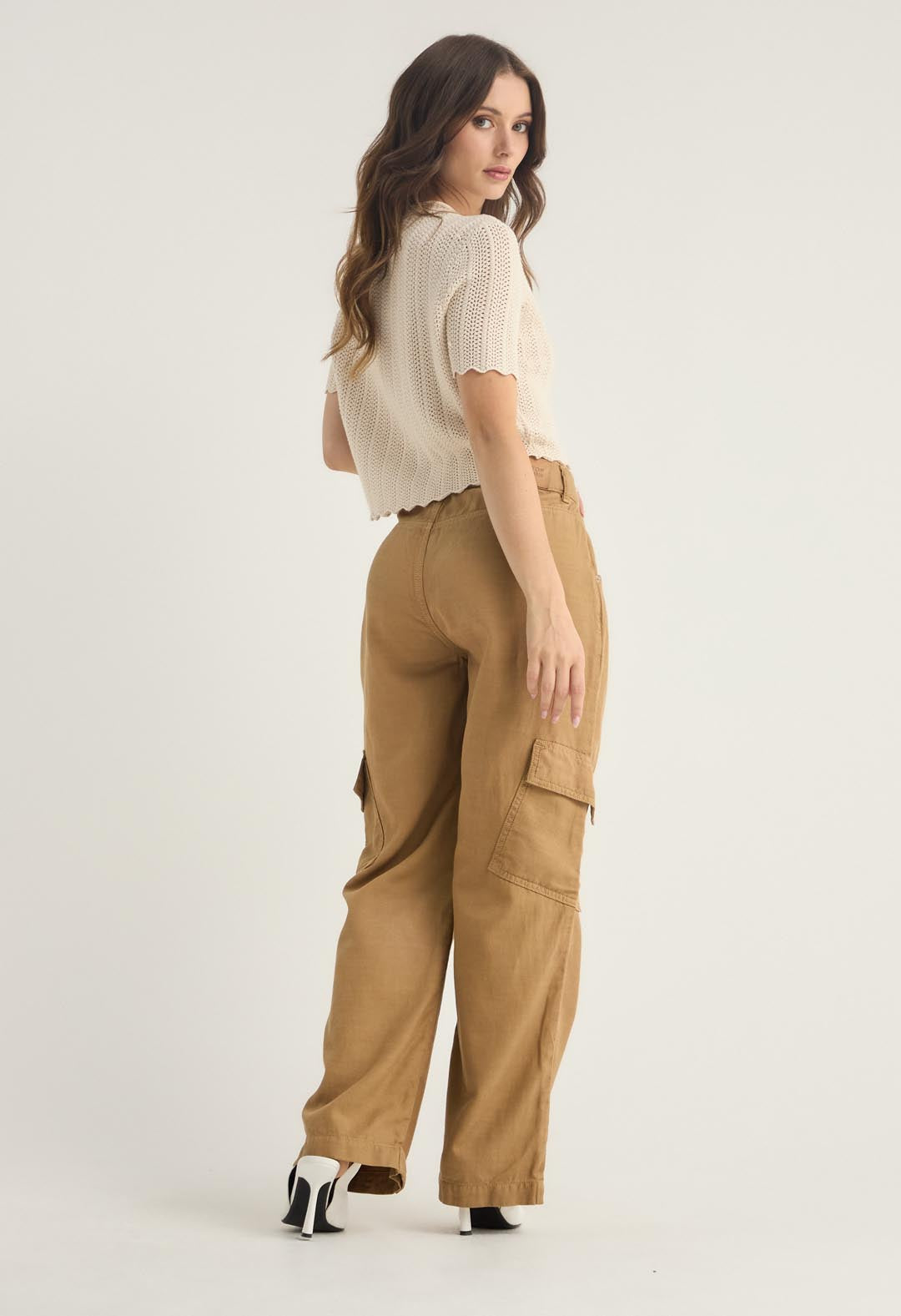 Pantalón cargo kaky con detalle en bota para mujer
