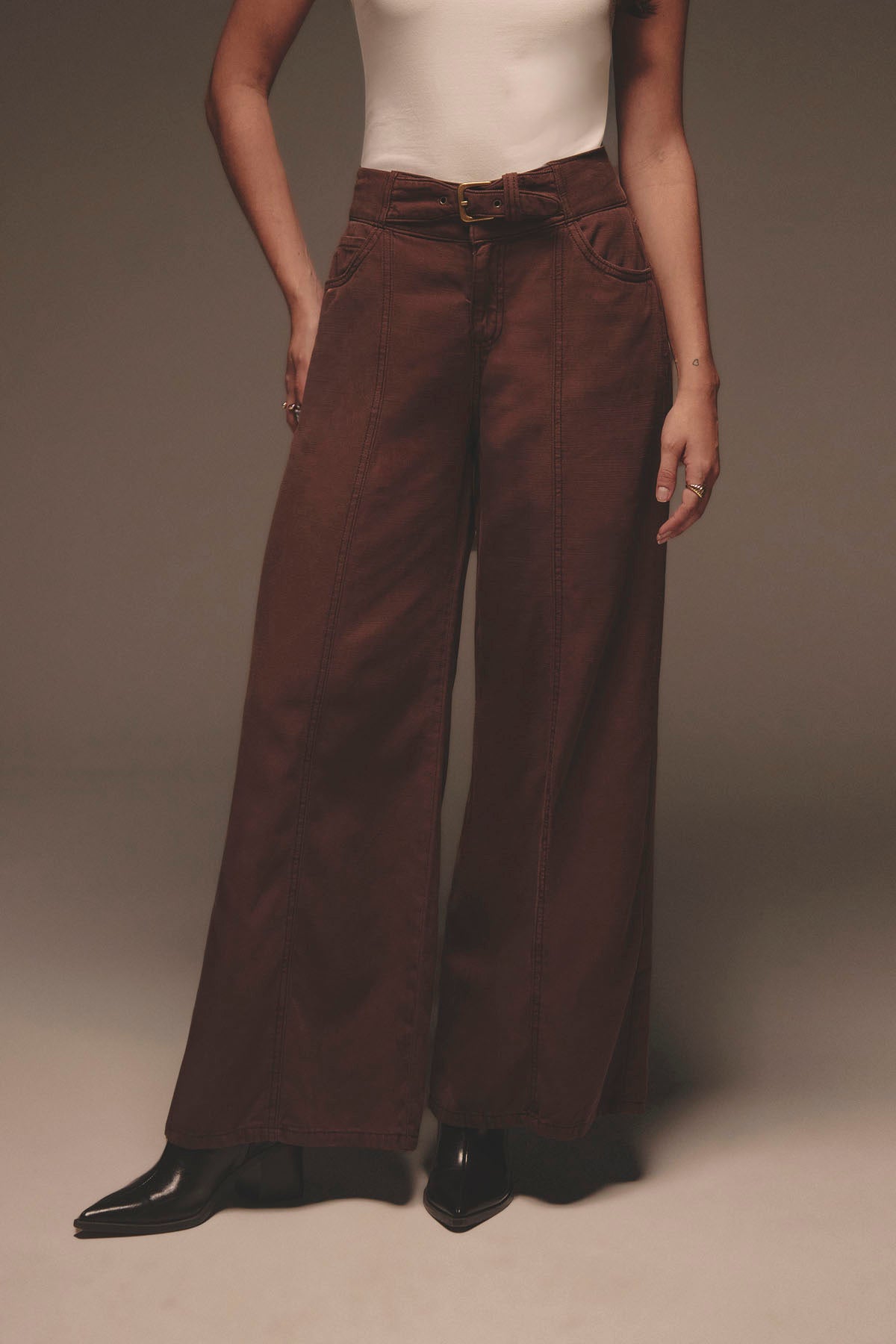 Pantalón palazzo café oscuro con hebilla metálica para mujer